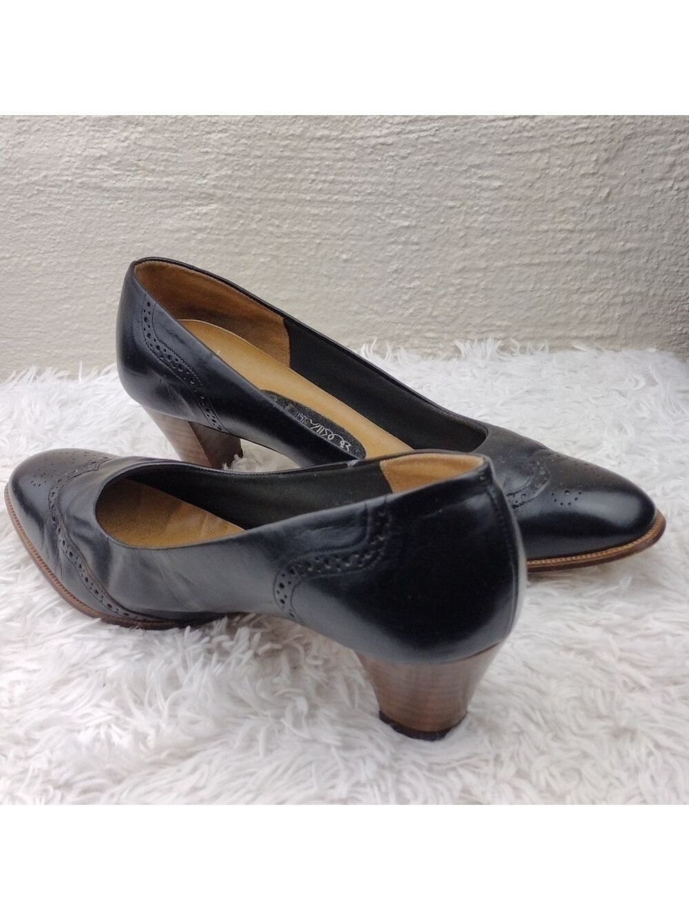 Socialites Vintage Black Leather Almond Toe Mid Stacked Heel Slip On Oxford Pump